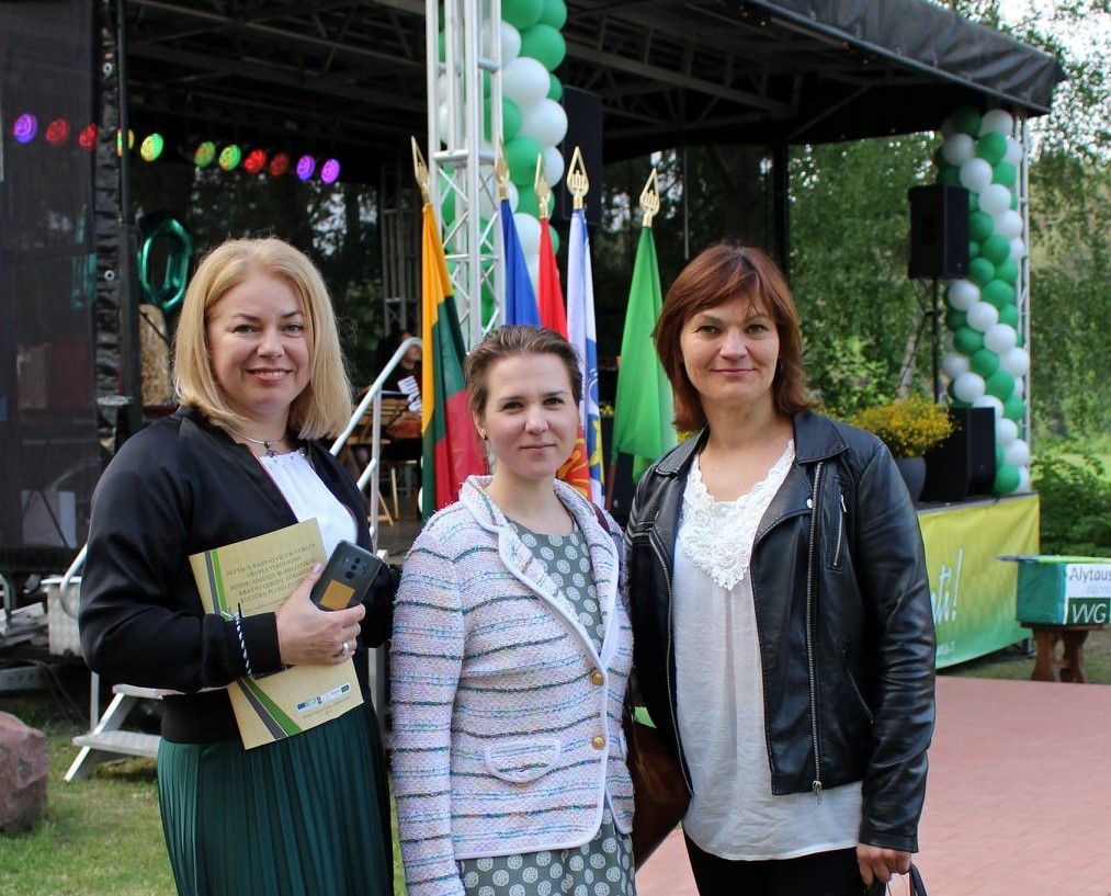 Vida Vrubliauskienė (kairėje) kartu su  Lietuvos kaimo bendruomenių sąjungos pirmininke Virginija Šetkiene  ir Dzūkijos kaimo plėtros partnerių asociacijos (Dzūkijos VVG)  pirmininke Edita Gudišauskiene.